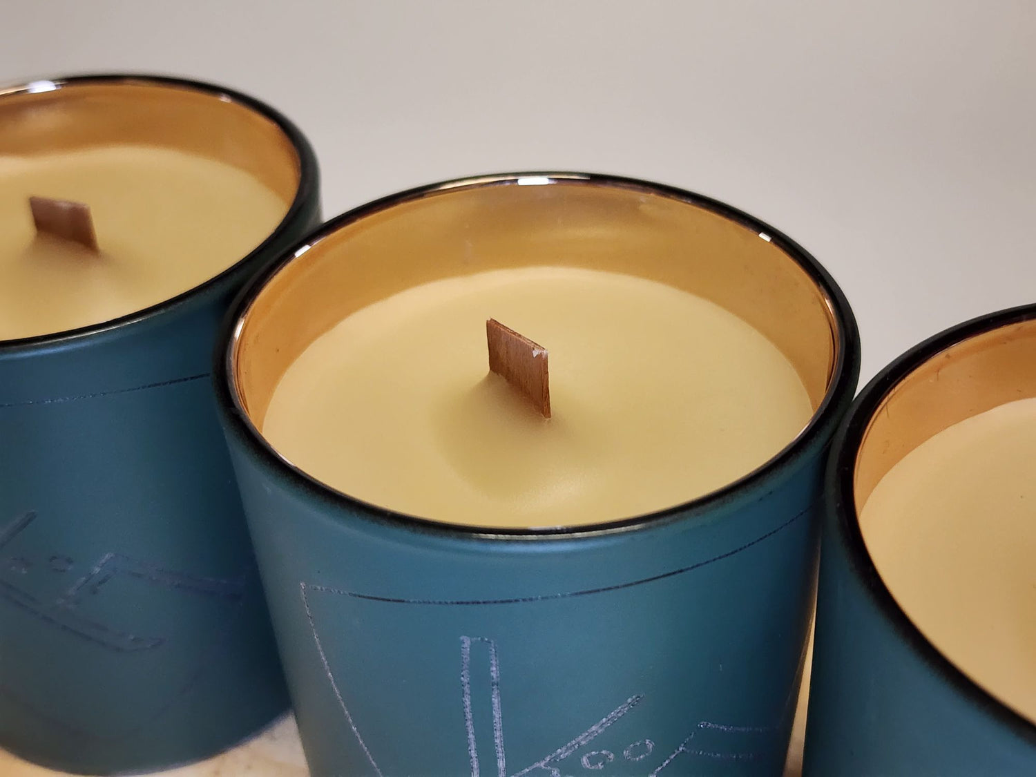 Pure Beeswax Candle 8oz | Applewood Scented - Kühn - Products For Men